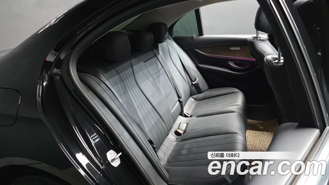 Mercedes-Benz E-Class 2017 — photo 12