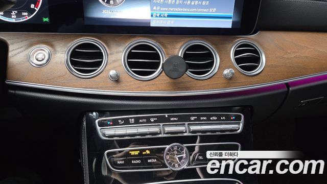 Mercedes-Benz E-Class 2017 — photo 16