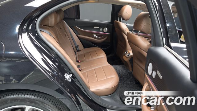 Mercedes-Benz E-Class 2019 — photo 17