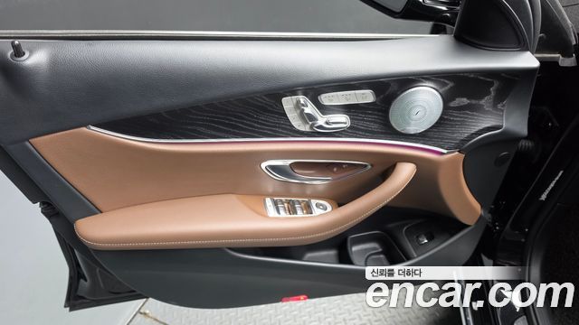 Mercedes-Benz E-Class 2019 — photo 14