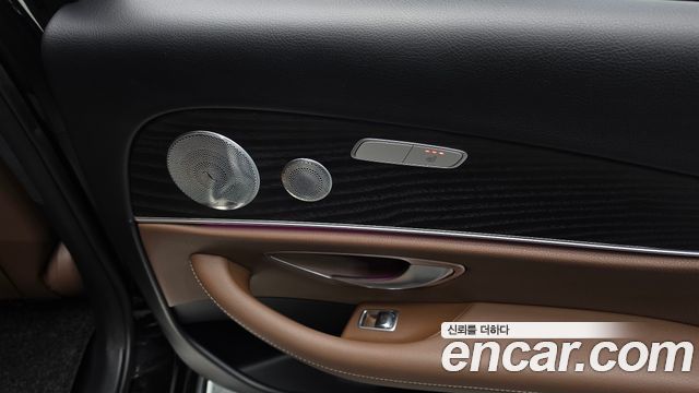 Mercedes-Benz E-Class 2019 — photo 33