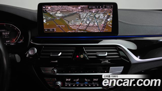 BMW 5-Series 2021 — photo 18