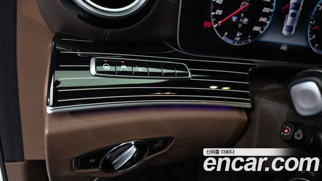 Mercedes-Benz E-Class 2018 — photo 26