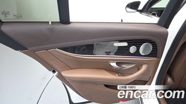 Mercedes-Benz E-Class 2018 — photo 15