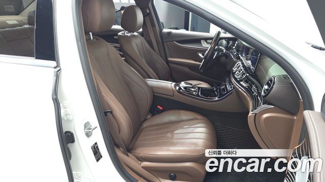 Mercedes-Benz E-Class 2018 — photo 16