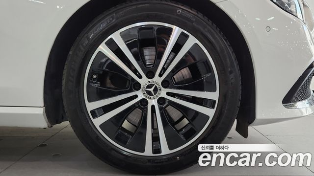 Mercedes-Benz E-Class 2022 — photo 5
