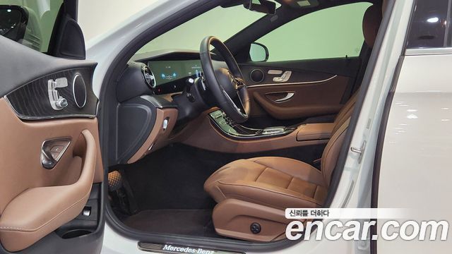 Mercedes-Benz E-Class 2022 — photo 8