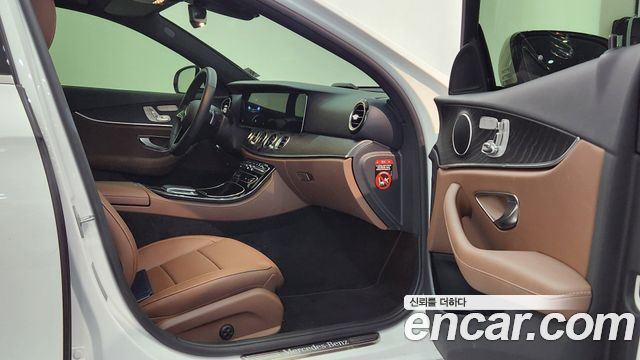 Mercedes-Benz E-Class 2022 — photo 10