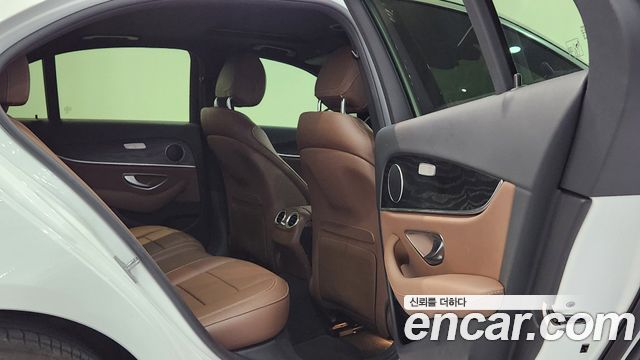 Mercedes-Benz E-Class 2022 — photo 11