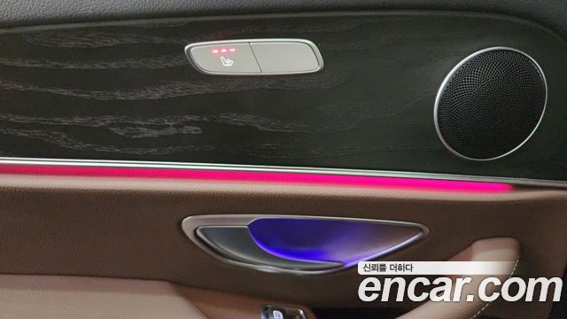 Mercedes-Benz E-Class 2022 — photo 12