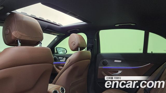 Mercedes-Benz E-Class 2022 — photo 14