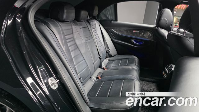 Mercedes-Benz E-Class 2022 — photo 18