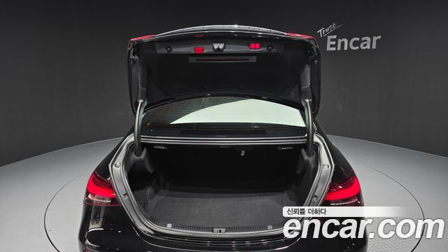Mercedes-Benz E-Class 2022 — photo 26