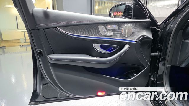 Mercedes-Benz E-Class 2022 — photo 14