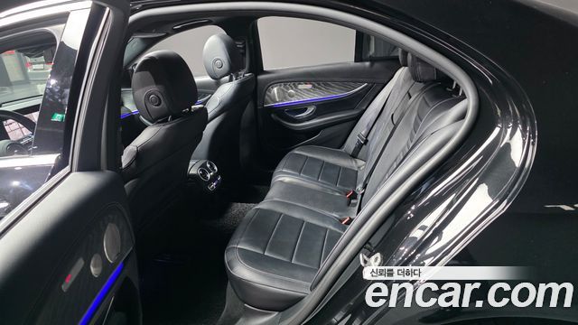 Mercedes-Benz E-Class 2022 — photo 16