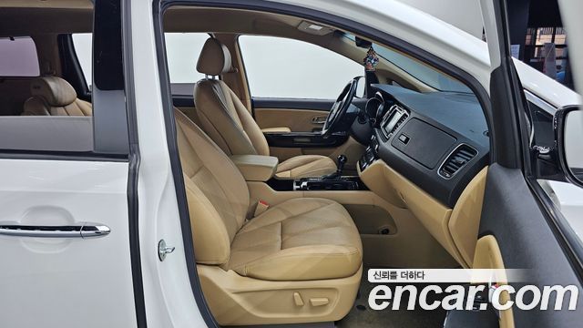 Kia Canival 2016 — photo 11