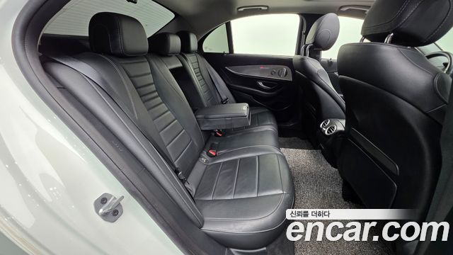 Mercedes-Benz E-Class 2019 — photo 19