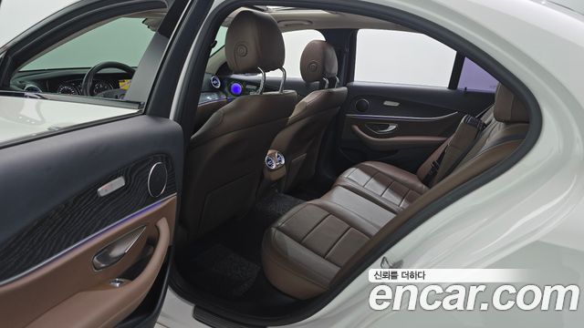 Mercedes-Benz E-Class 2018 — photo 12