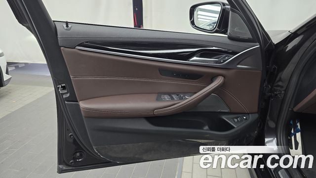 BMW 5-Series 2023 — photo 14