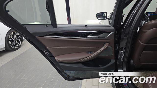 BMW 5-Series 2023 — photo 15