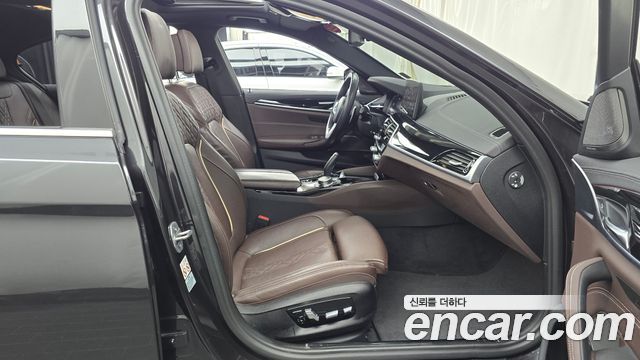 BMW 5-Series 2023 — photo 16