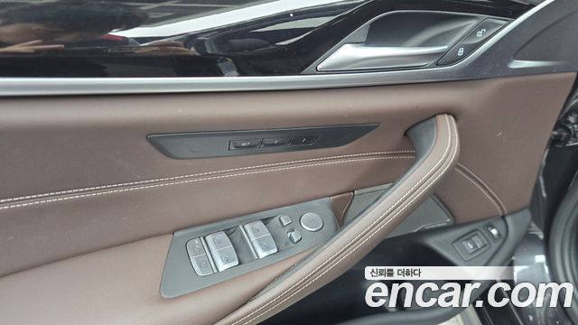 BMW 5-Series 2023 — photo 28