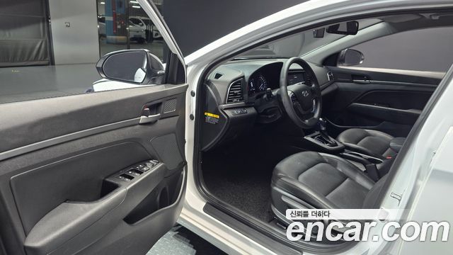 Hyundai AVANTE 2018 — photo 10