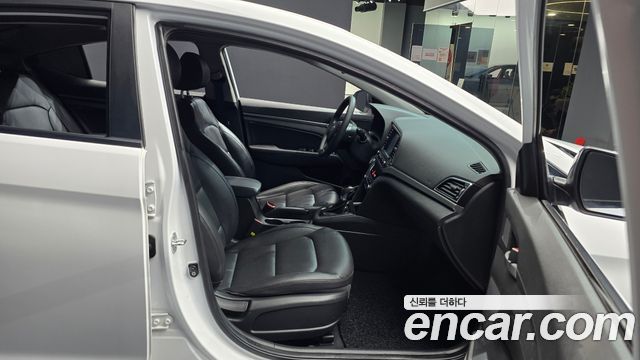 Hyundai AVANTE 2018 — photo 11