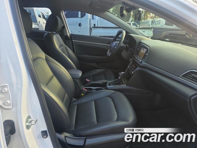 Hyundai AVANTE 2017 — photo 10