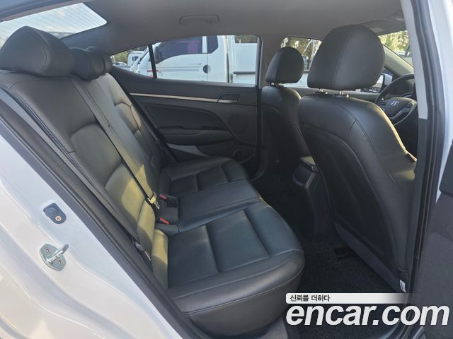 Hyundai AVANTE 2017 — photo 11