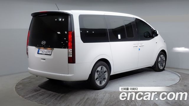 Hyundai Staria 2025 — photo 2