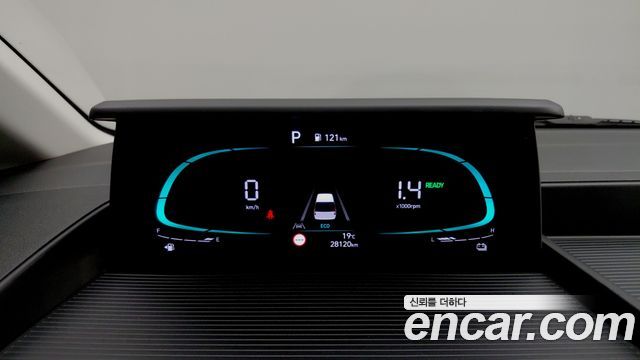 Hyundai Staria 2025 — photo 8
