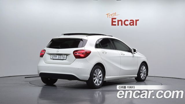 Mercedes-Benz A-Class 2017 — photo 2