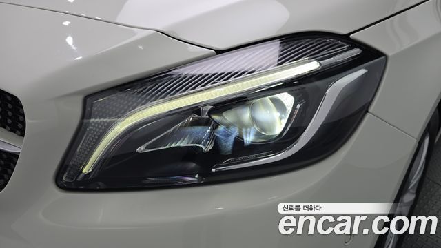 Mercedes-Benz A-Class 2017 — photo 8
