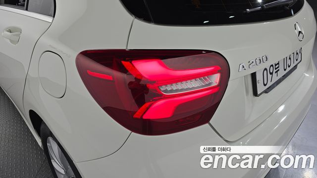 Mercedes-Benz A-Class 2017 — photo 9