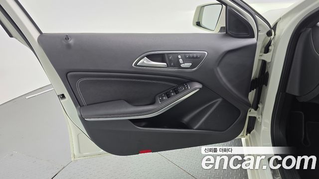 Mercedes-Benz A-Class 2017 — photo 14