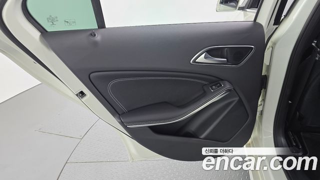Mercedes-Benz A-Class 2017 — photo 15