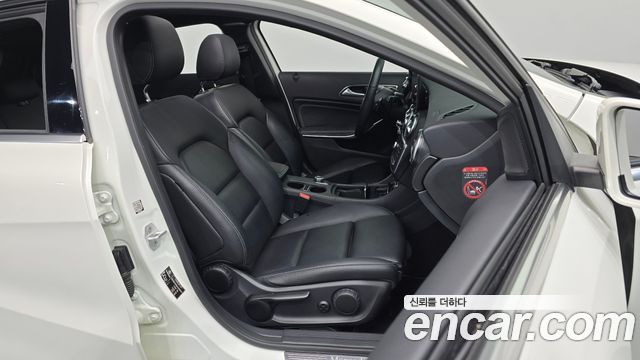 Mercedes-Benz A-Class 2017 — photo 16