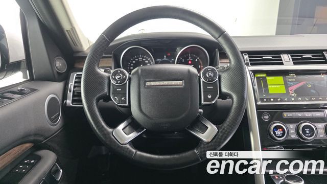 Land Rover Discovery 2017 — photo 13