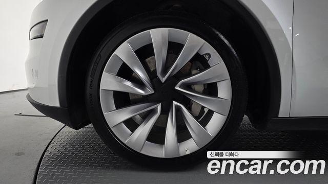 Tesla Model Y 2025 — photo 5