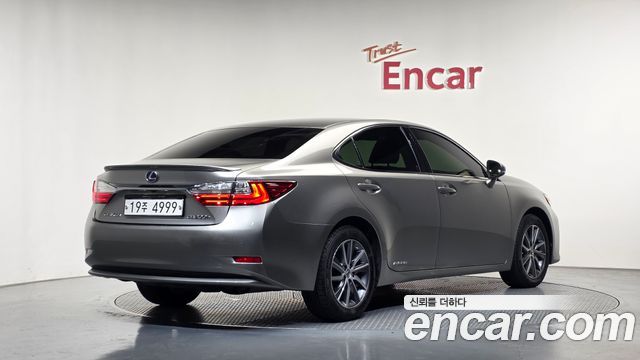 Lexus ES 2018 — photo 2
