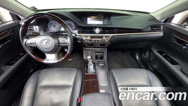 Lexus ES 2018 — photo 10