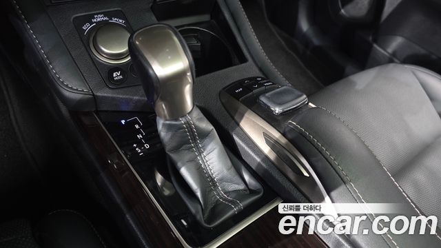 Lexus ES 2018 — photo 12