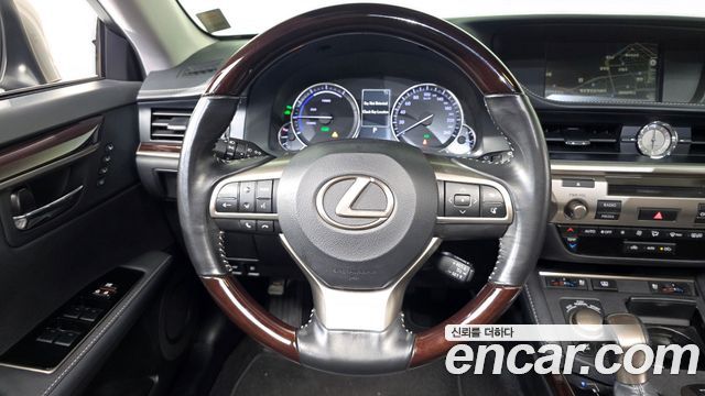 Lexus ES 2018 — photo 19
