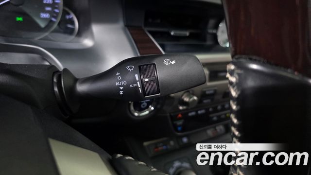 Lexus ES 2018 — photo 26