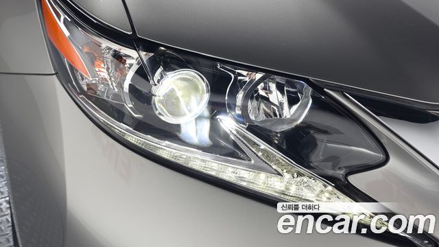Lexus ES 2018 — photo 8