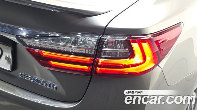 Lexus ES 2018 — photo 9