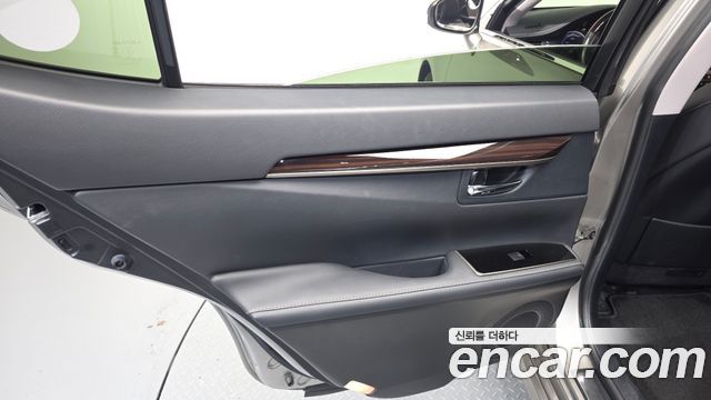 Lexus ES 2018 — photo 15