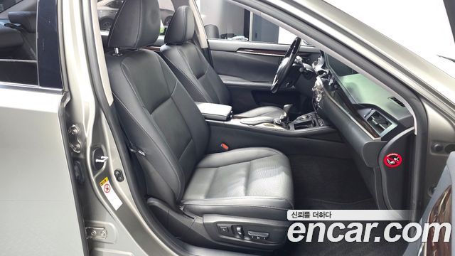 Lexus ES 2018 — photo 16