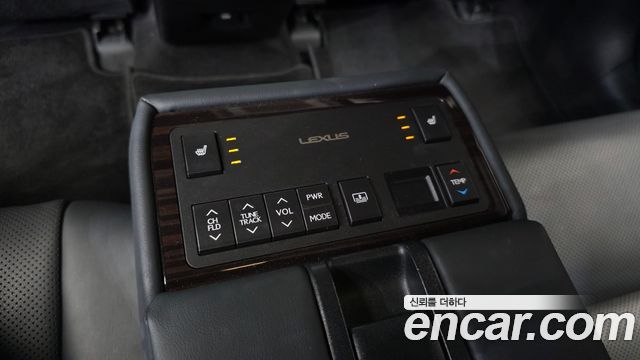 Lexus ES 2018 — photo 32